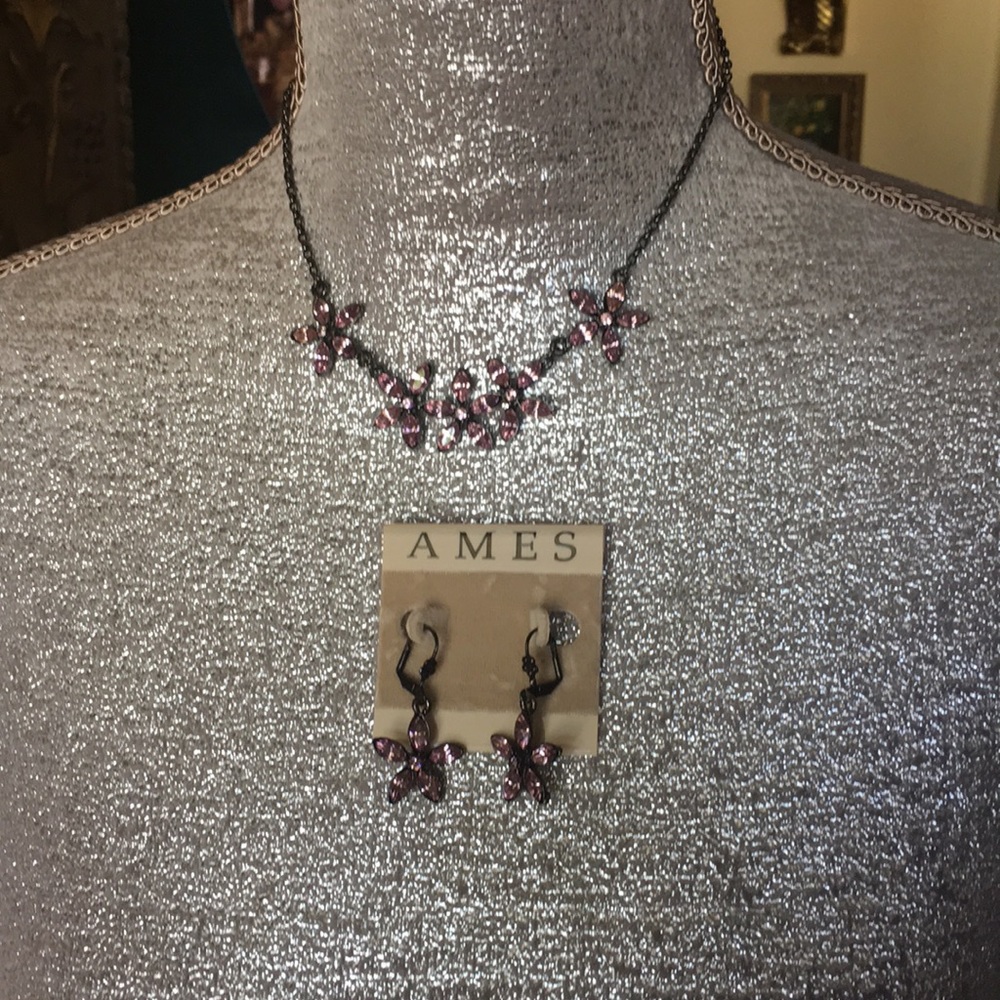 BEATIFULL VINTAGE NECKLACE WITH MATCHING EARRINGS.